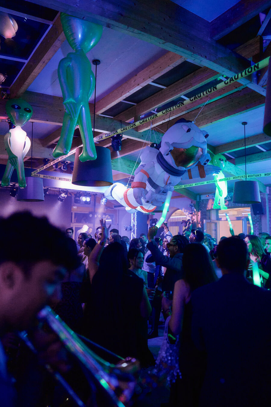 Banda en directo con astronauta boda festival