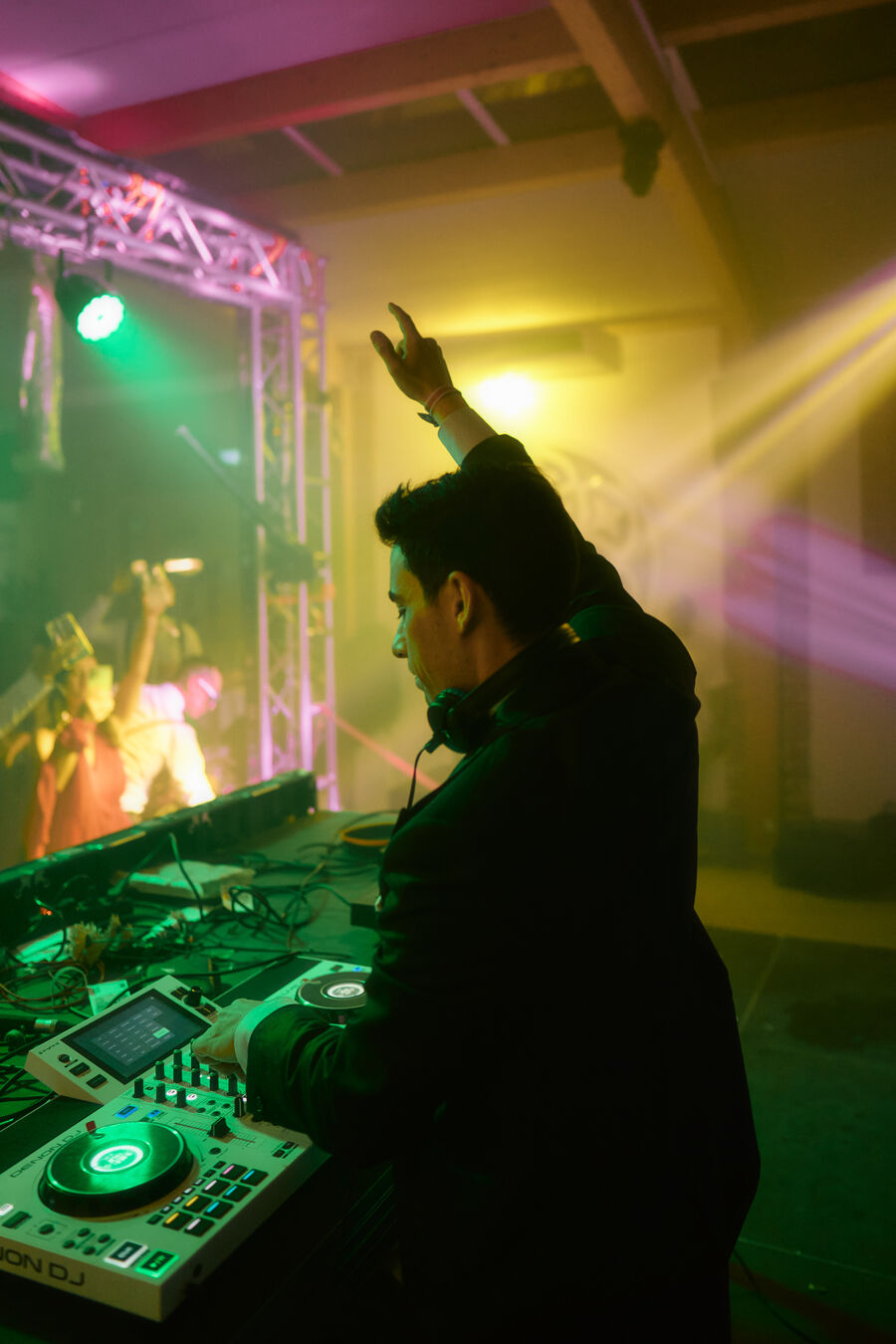 DJ cabina luces verdes