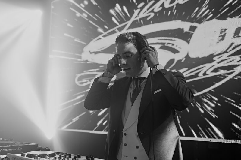 Juli Fernández DJ en cabina con luces de escenario